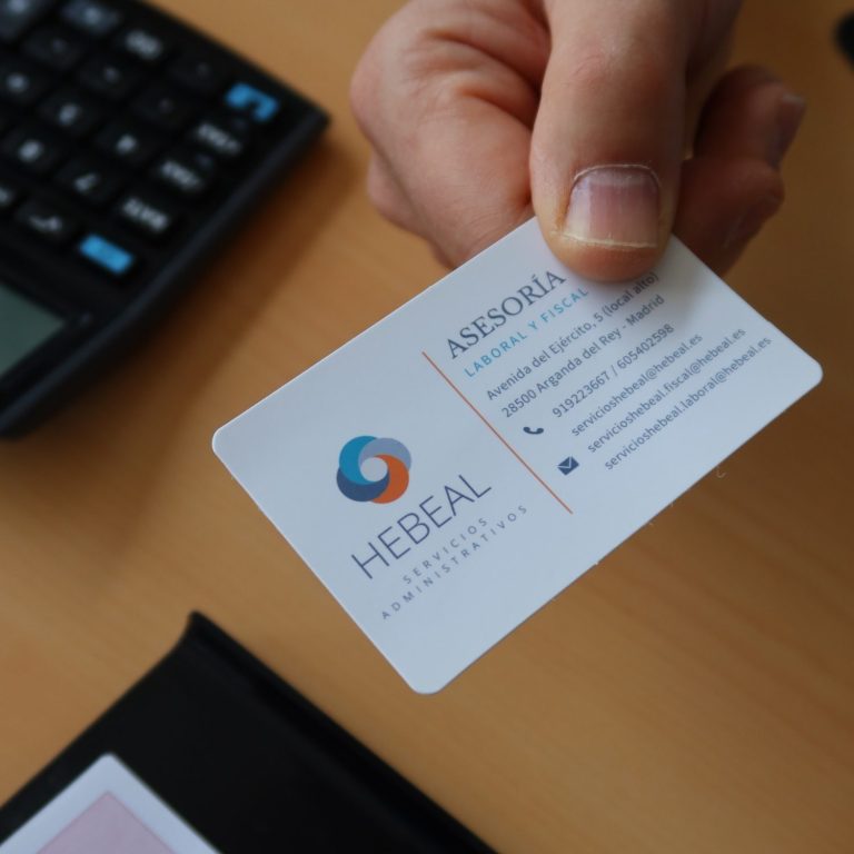 Tarjeta de visita con el nombre y logotipo de la empresa, sobre fondo claro, representando imagen corporativa profesional.