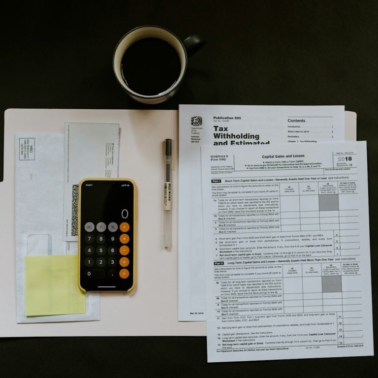 Formularios de impuestos, calculadora y café sobre mesa como representación del servicio ante Hacienda