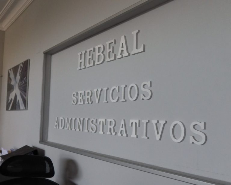 Elemento decorativo en pared o superficie con el nombre Hebeal Servicios Administrativos, destacando identidad de marca y profesionalismo.